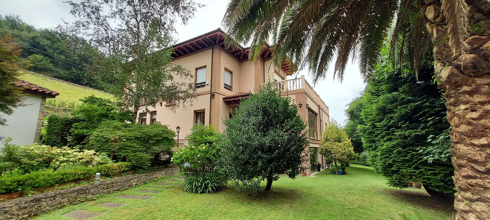 Vista exterior de Finca rústica en venda en Salas amb Calefacció, Jardí privat i Parquet