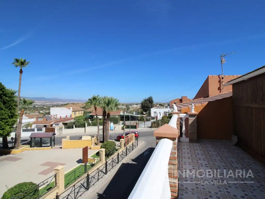 Vista exterior de Casa o xalet en venda en Alhaurín de la Torre amb Aire condicionat, Forn i Rentadora