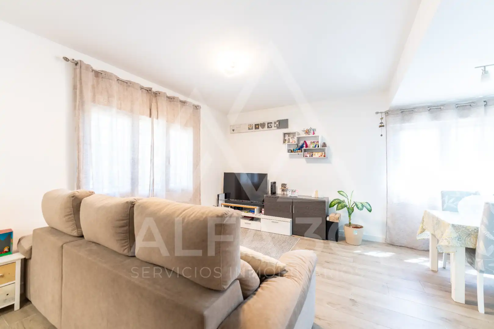 Sala d'estar de Casa adosada en venda en Pedrezuela amb Jardí privat, Terrassa i Traster