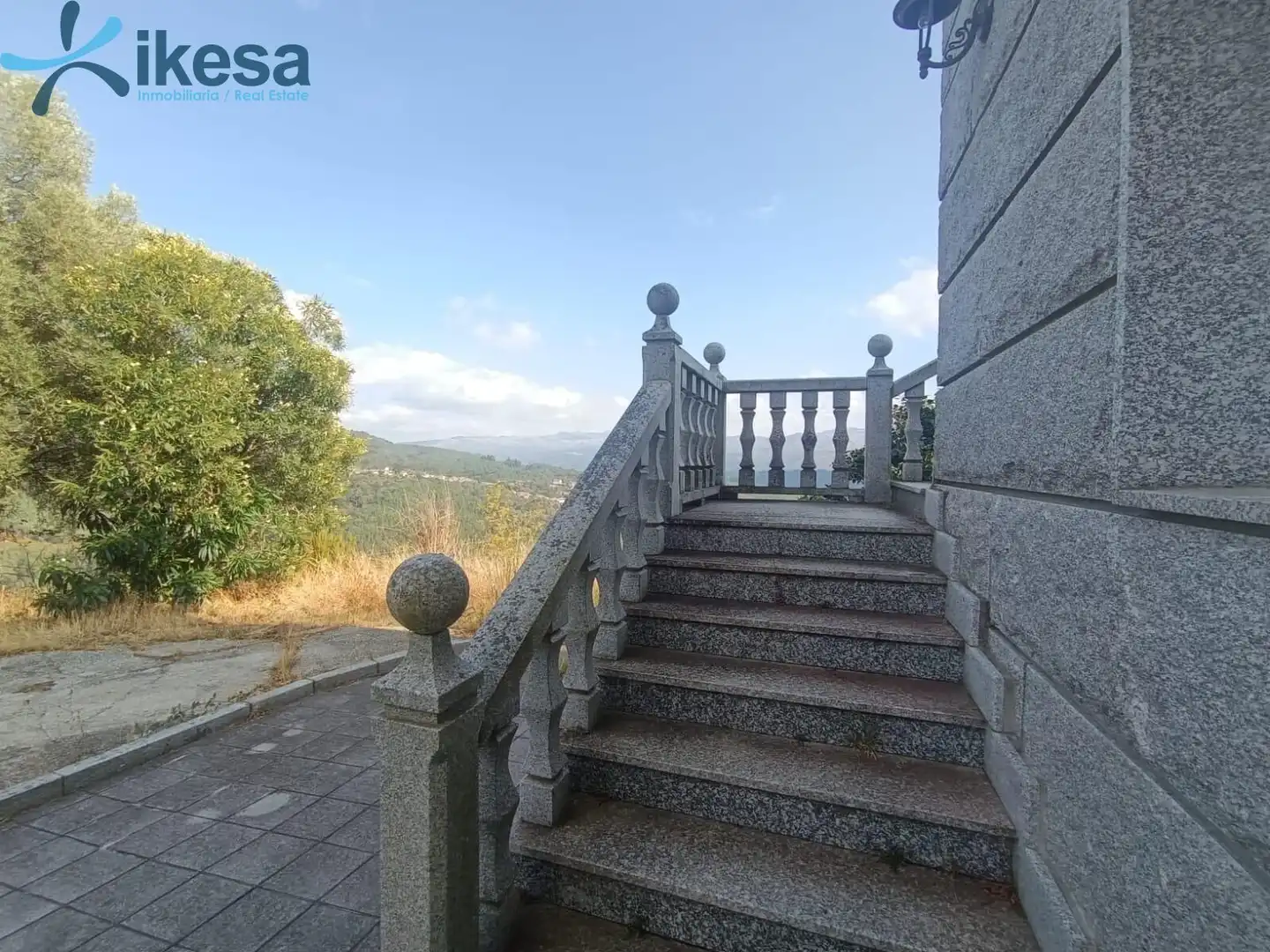 Vista exterior de Casa o xalet en venda en Entrimo amb Jardí privat