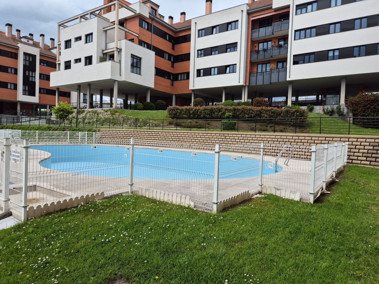Piscina de Pis en venda en Gijón  amb Calefacció, Jardí privat i Terrassa