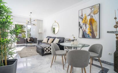 Sala d'estar de Apartament en venda en Marbella amb Aire condicionat, Terrassa i Piscina
