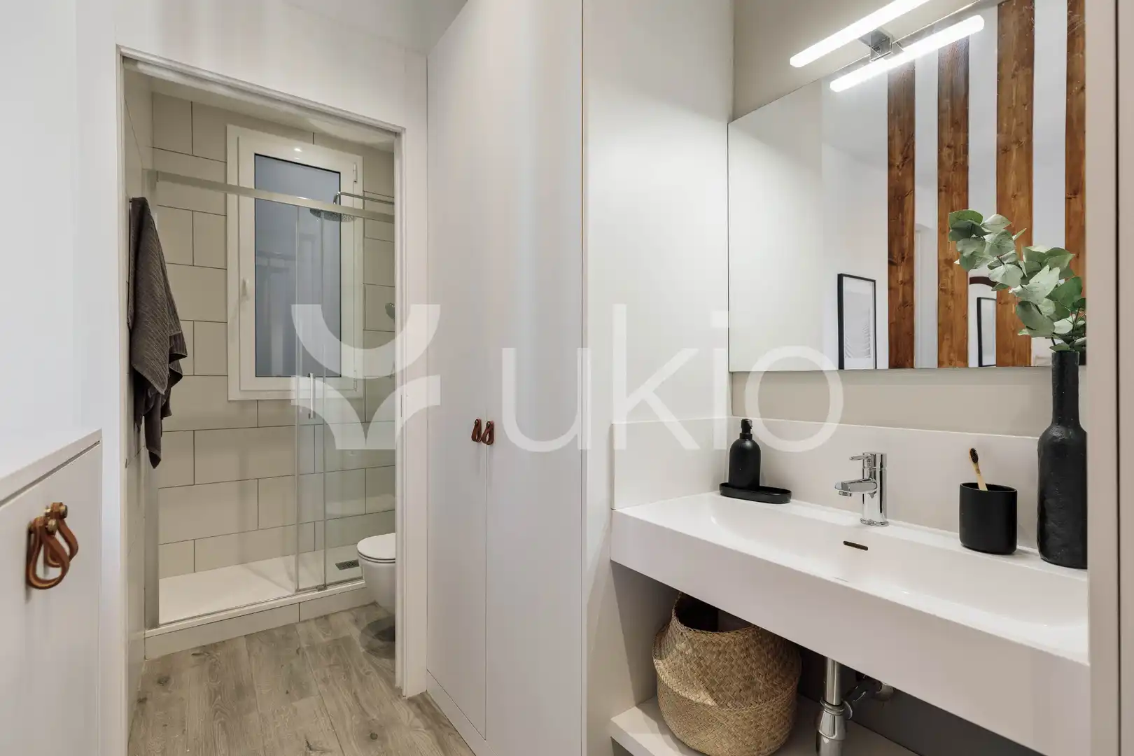 Bany de Apartament de lloguer en Barcelona amb Aire condicionat, Calefacció i Moblat