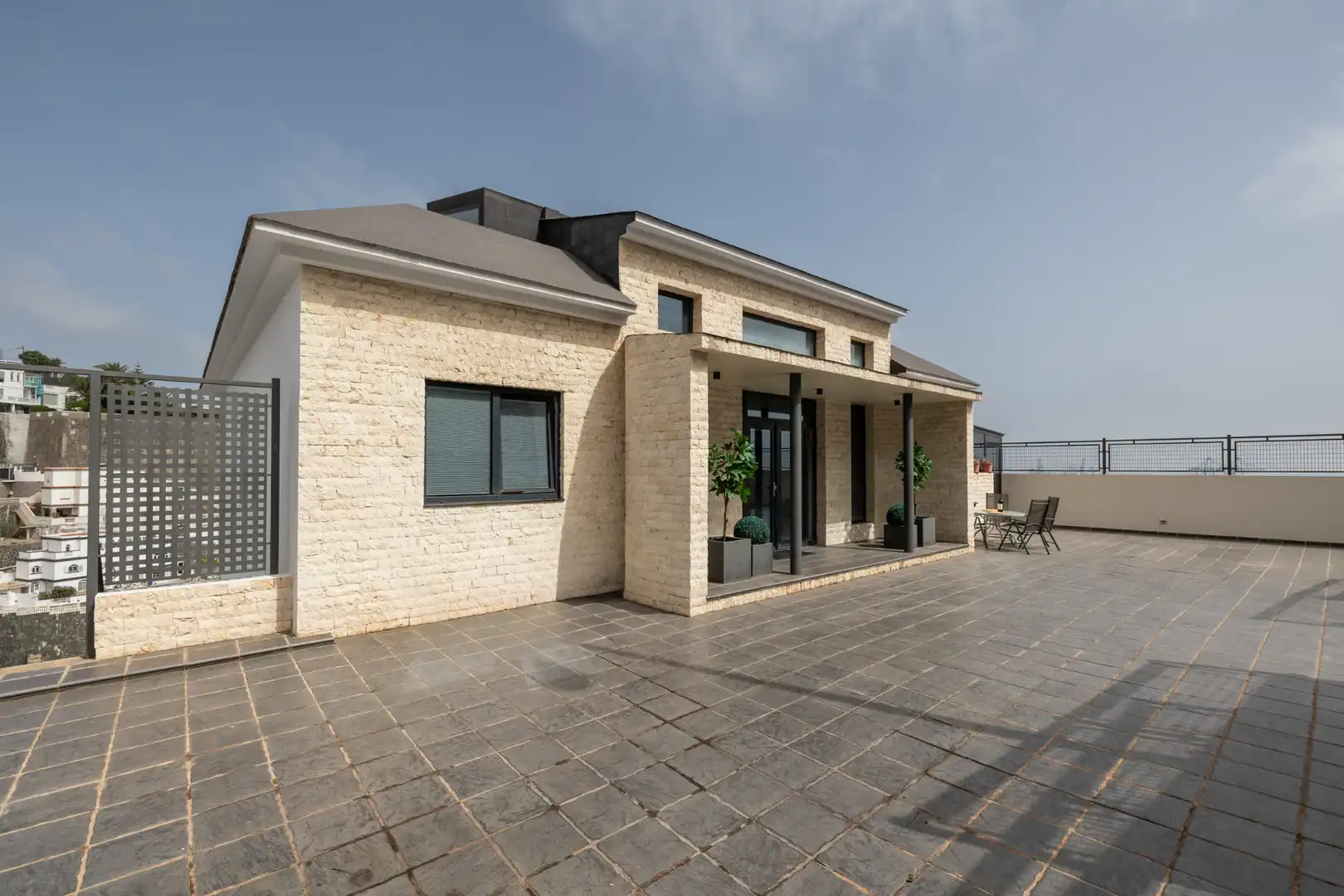Vista exterior de Casa o xalet en venda en Las Palmas de Gran Canaria amb Aire condicionat, Terrassa i Moblat
