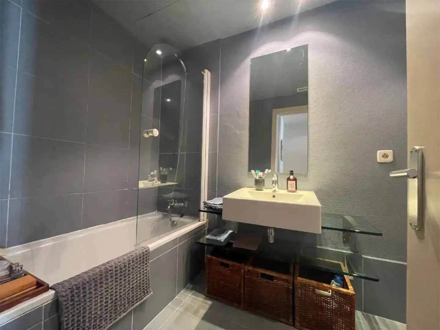 Badezimmer von Wohnungen zur Miete in  Madrid Capital mit Klimaanlage und Balkon