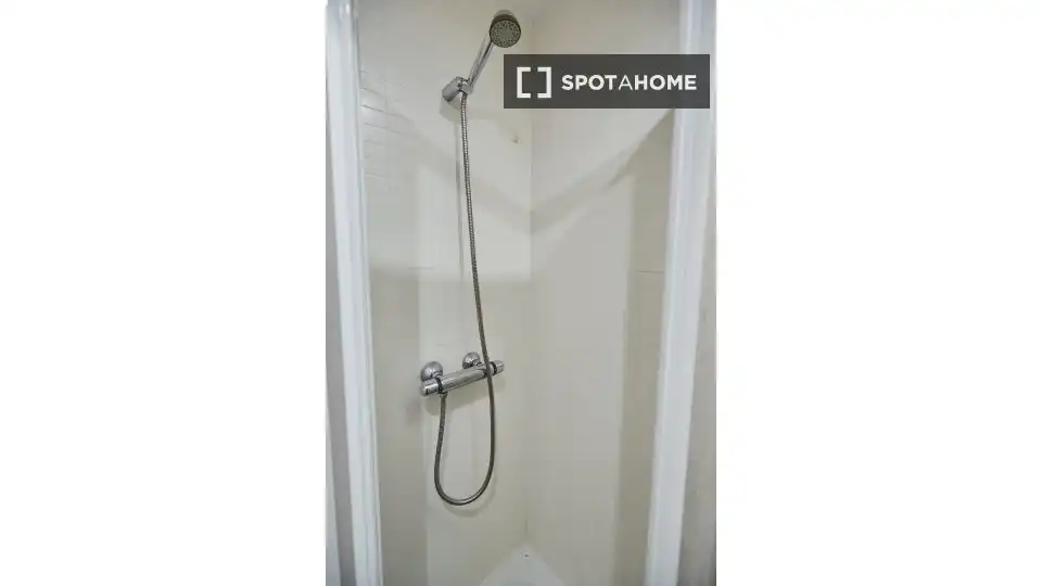 Baño de Piso de alquiler en Madrid con Aire acondicionado, Calefacción y Amueblado