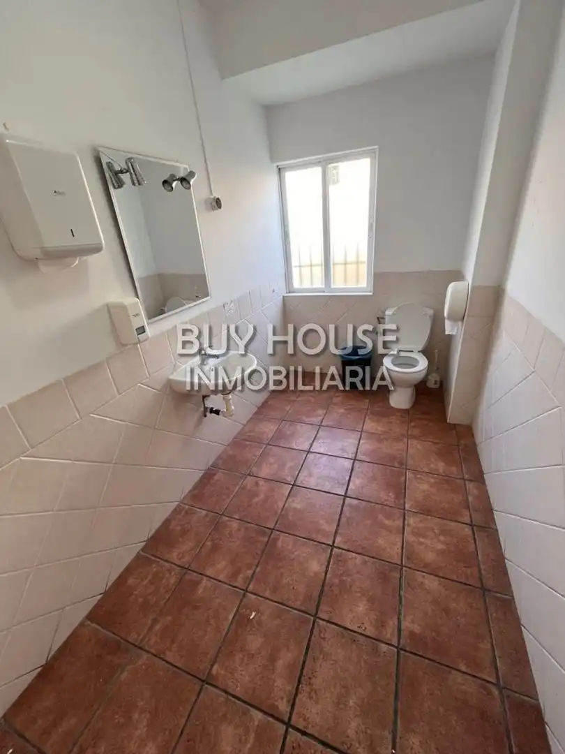 Business premises to rent in real 70, imagen 23