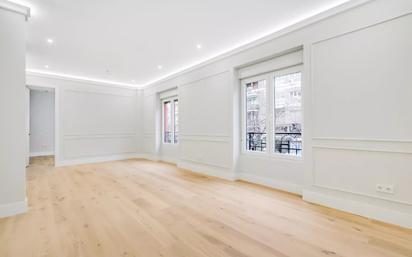 Living room of Flat for sale in  Madrid Capital  with Air Conditioner and Heating