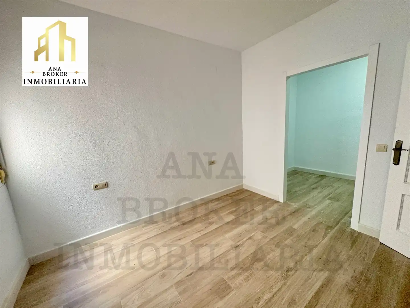 Dormitori de Apartament en venda en Ronda amb Balcó