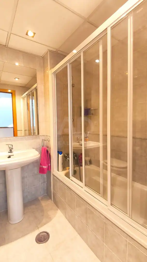 Baño de Casa adosada en venta en Alicante / Alacant con Aire acondicionado, Calefacción y Terraza