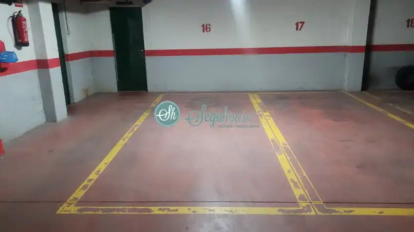 Parking de Piso de alquiler en Segovia con Calefacción y Parquet