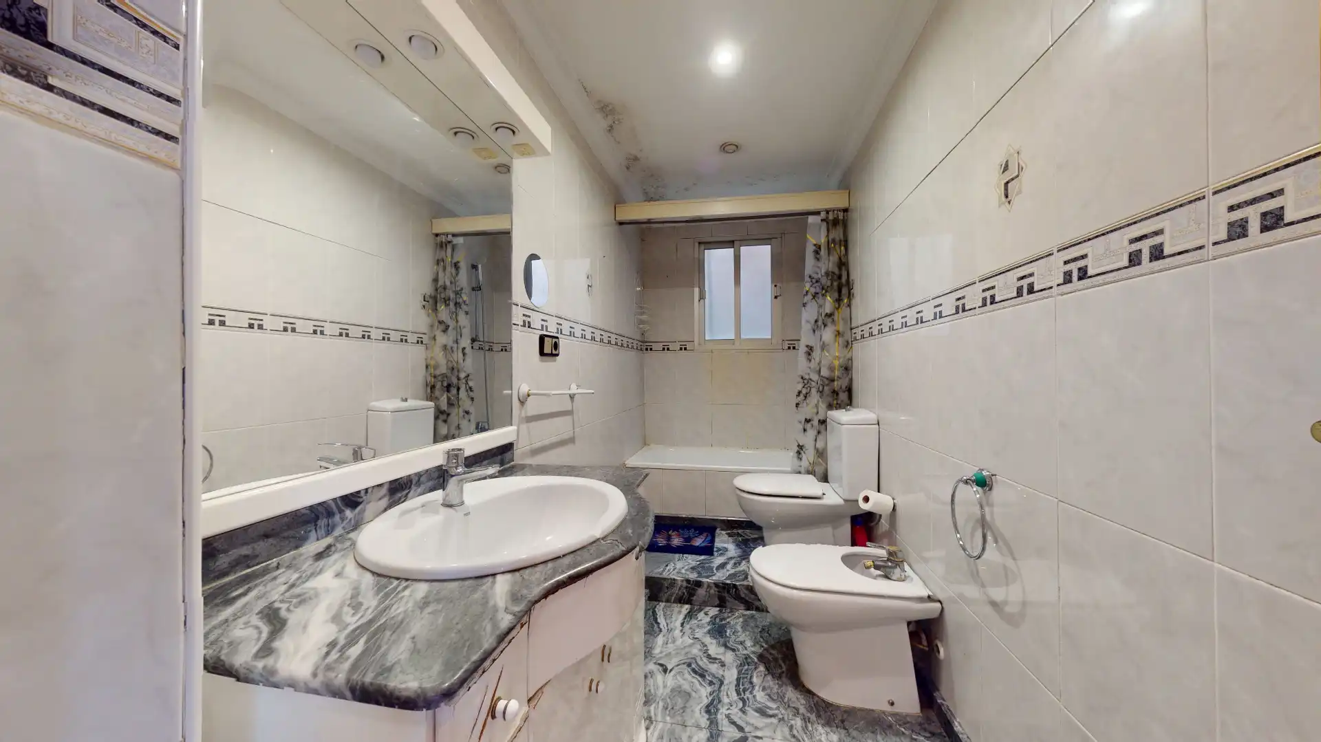 Baño de Piso en venta en Villena con Terraza y Balcón