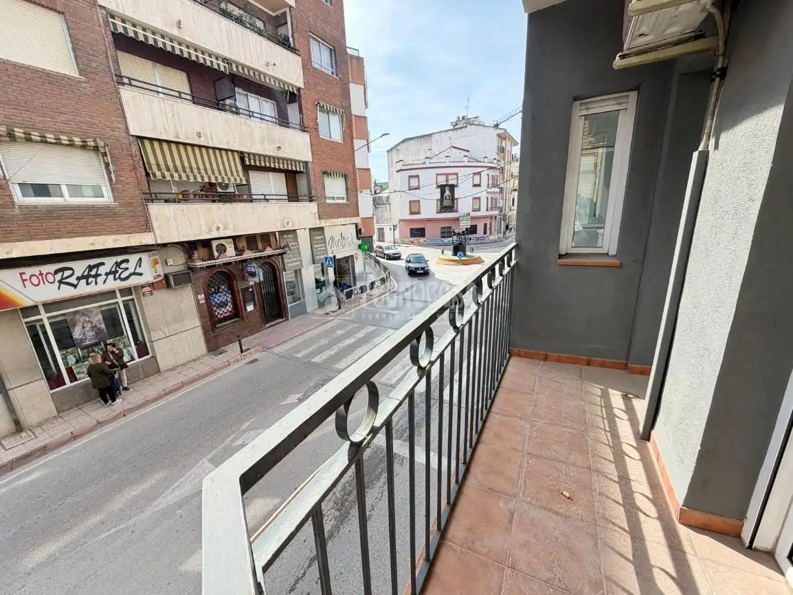 Vista exterior de Piso en venta en Martos con Aire acondicionado y Balcón