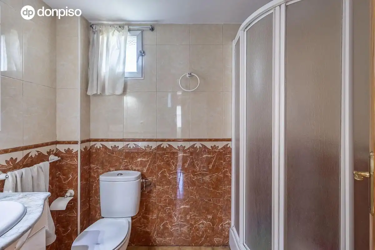 Bathroom of Flat for sale in Granada  with Air Conditioner and Heating