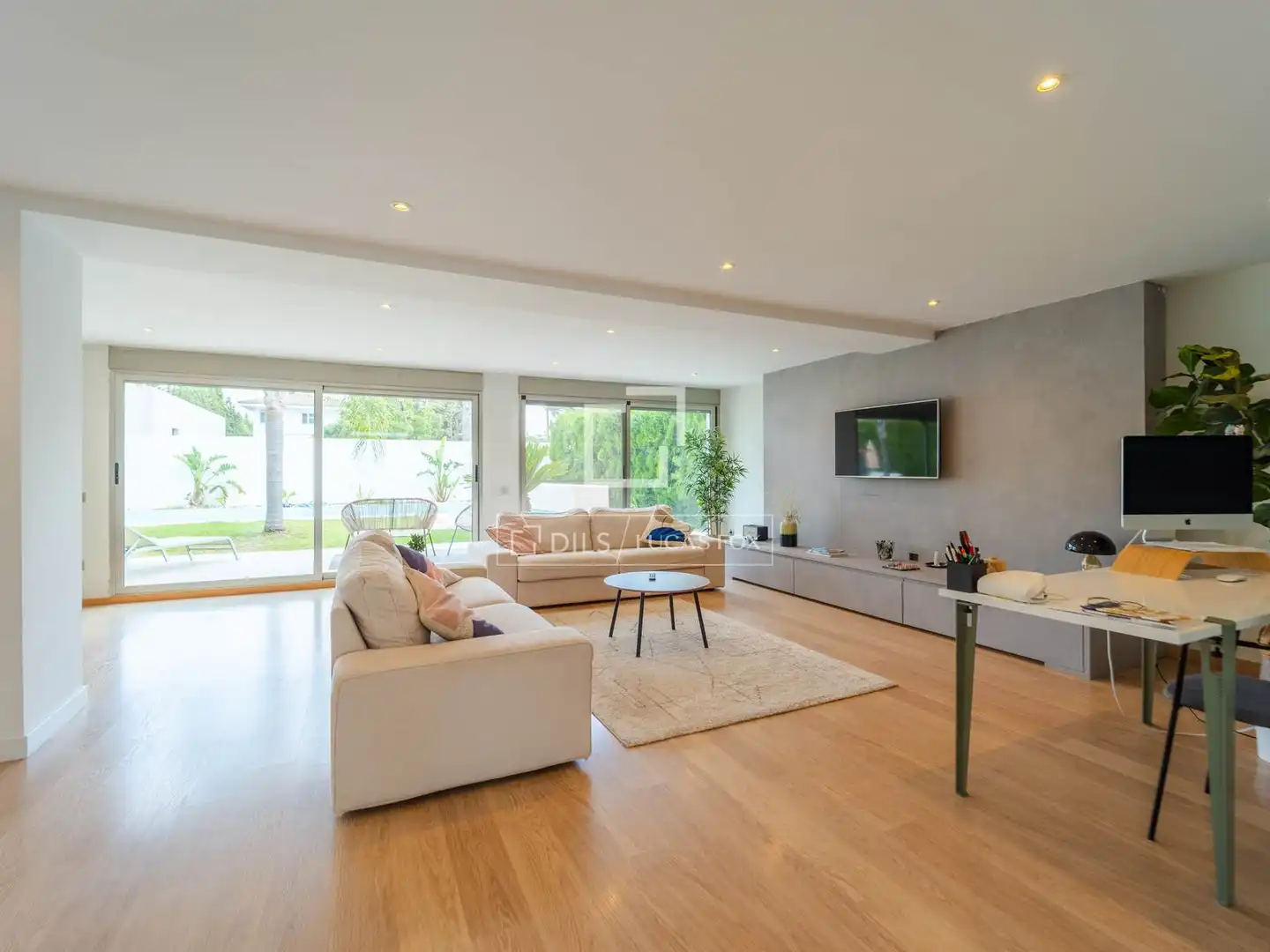 Sala d'estar de Casa o xalet en venda en L'Eliana amb Aire condicionat, Jardí privat i Traster