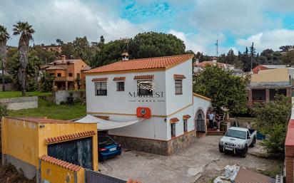 Vista exterior de Casa o xalet en venda en Algeciras amb Calefacció, Jardí privat i Terrassa