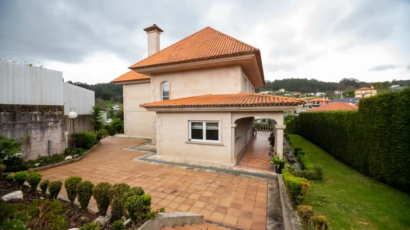 Vista exterior de Casa o xalet en venda en Culleredo amb Jardí privat, Terrassa i Traster