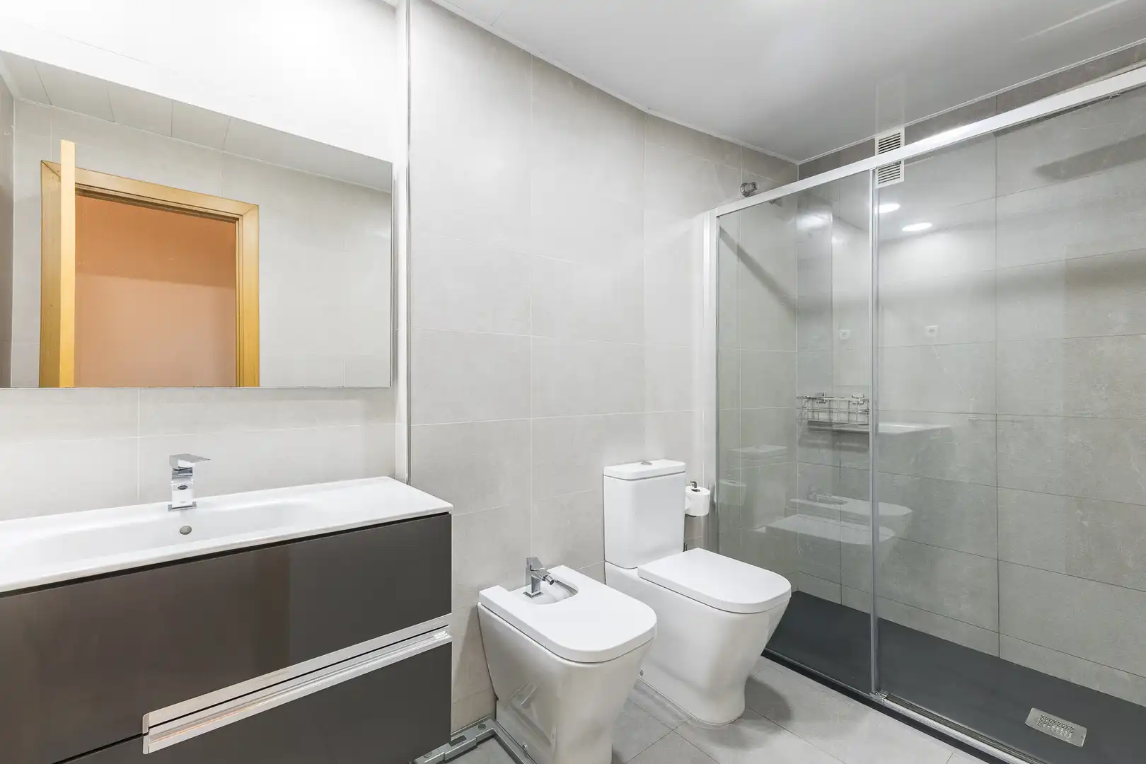 Badezimmer von Wohnung zum Verkauf in Barcelona mit Klimaanlage, Heizung und Terrasse