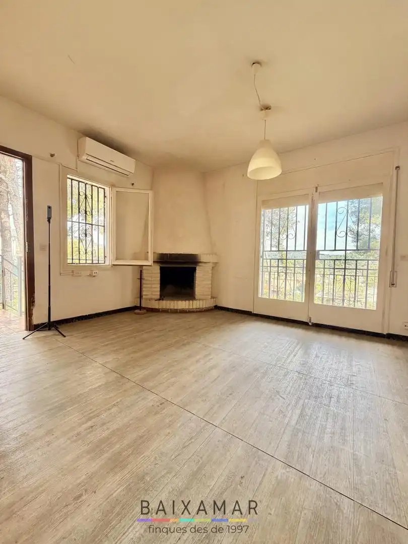 Sala d'estar de Casa o xalet en venda en Cubelles amb Calefacció, Jardí privat i Forn