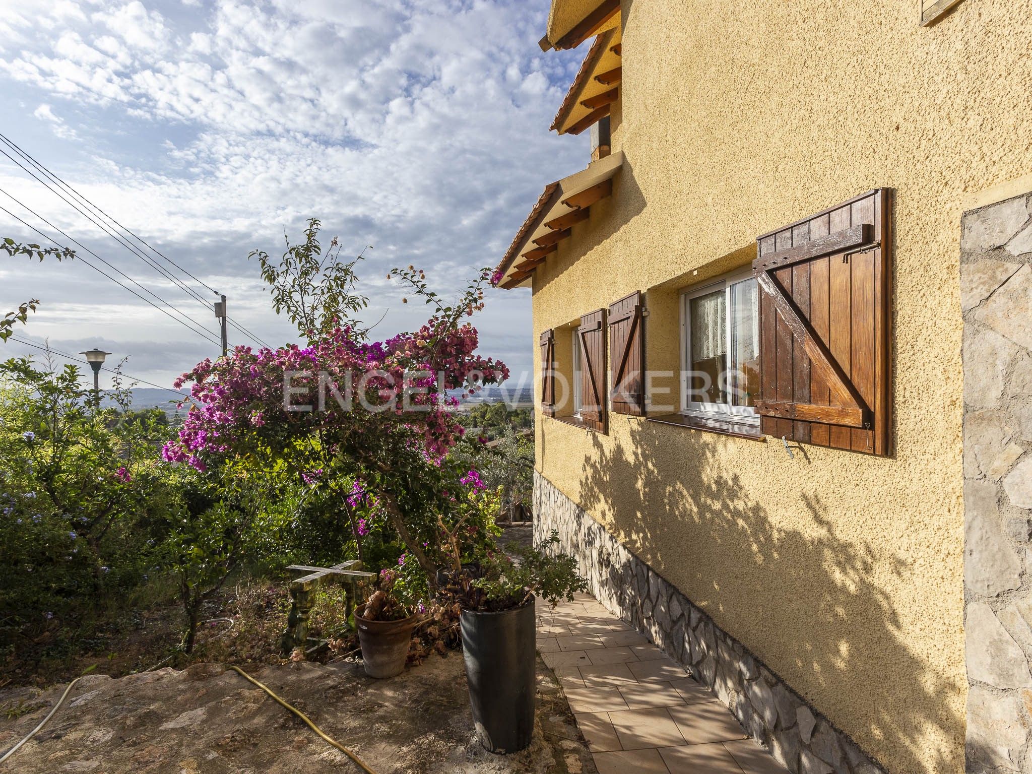 Vista exterior de Casa o xalet en venda en La Bisbal del Penedès amb Calefacció, Jardí privat i Terrassa