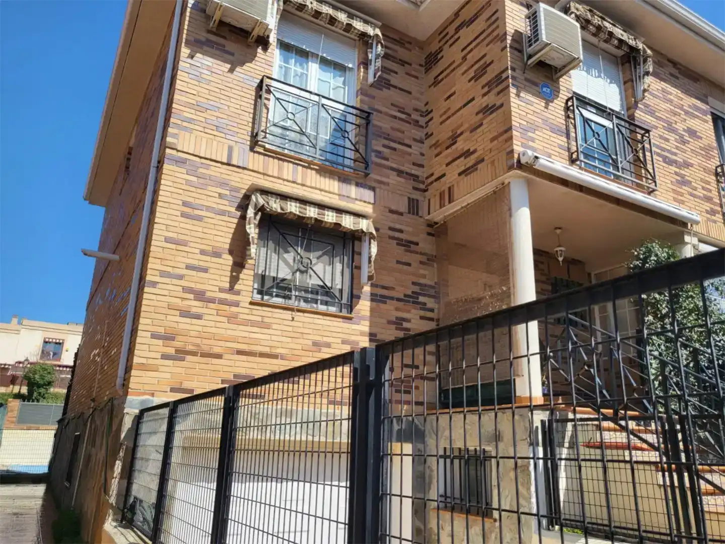 Vista exterior de Casa o xalet en venda en Villaviciosa de Odón amb Aire condicionat, Jardí privat i Parquet