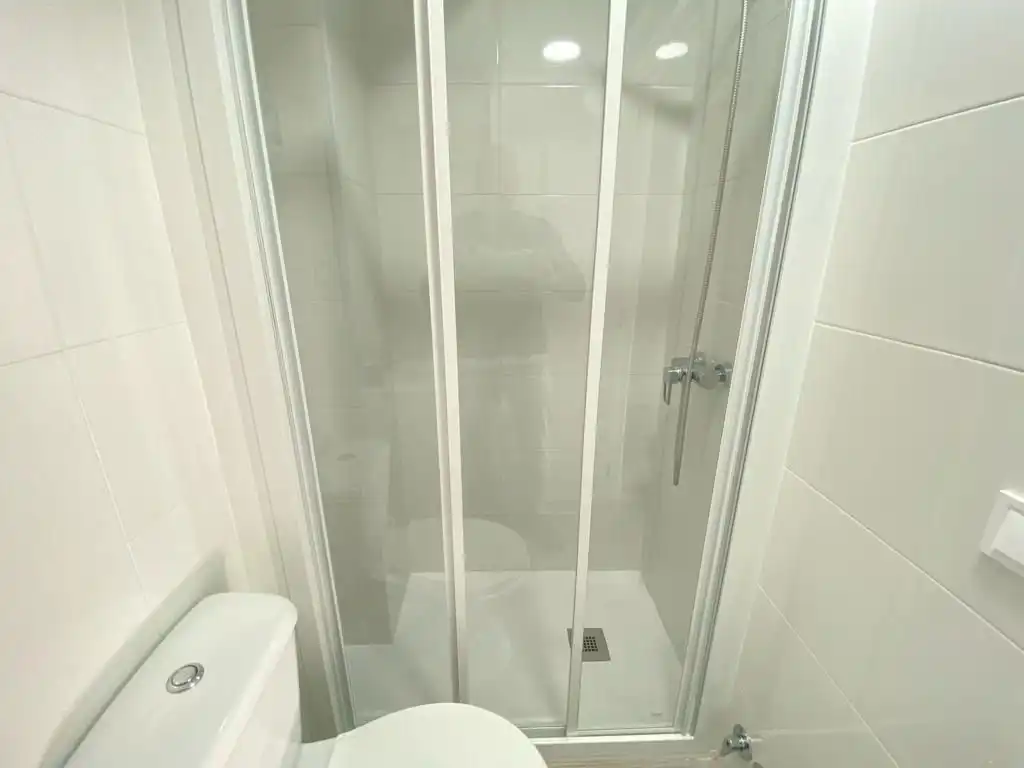 Room in Calle Encarnación Oviol, 43, Los Rosales
