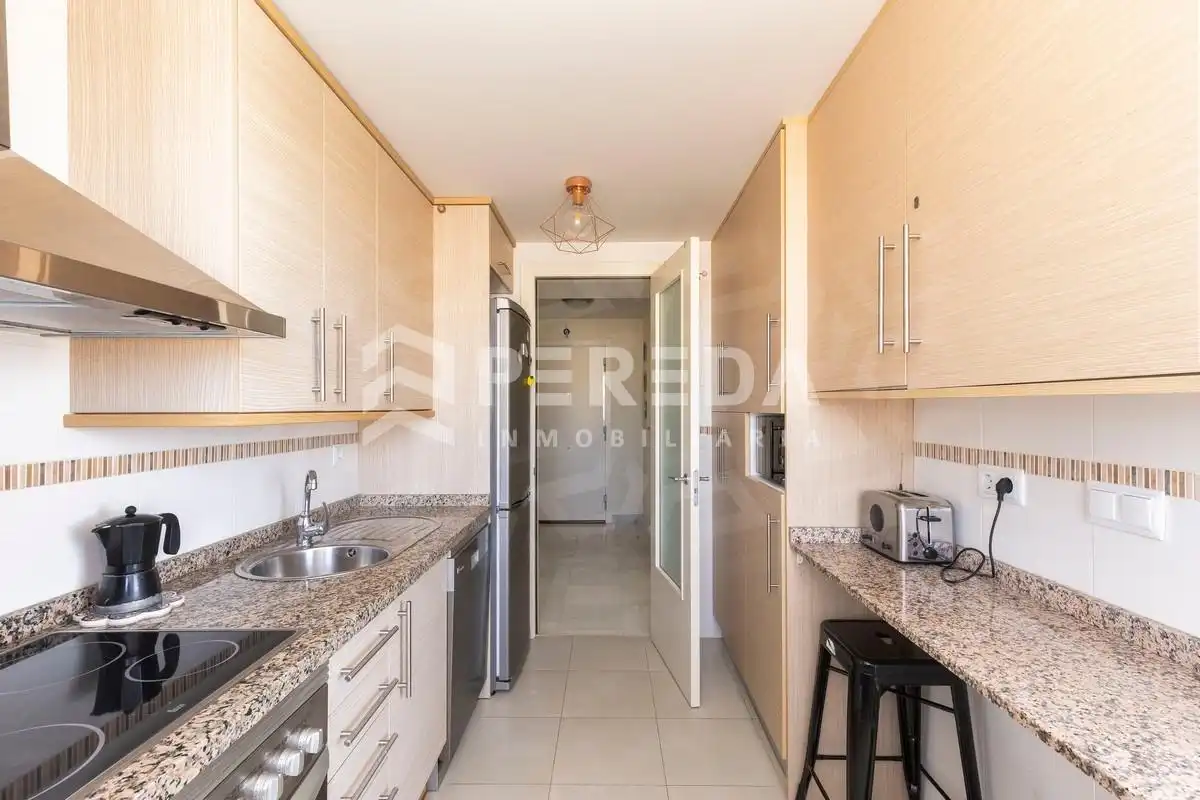 Küche von Wohnung zum Verkauf in Roquetas de Mar mit Klimaanlage, Privatgarten und Terrasse