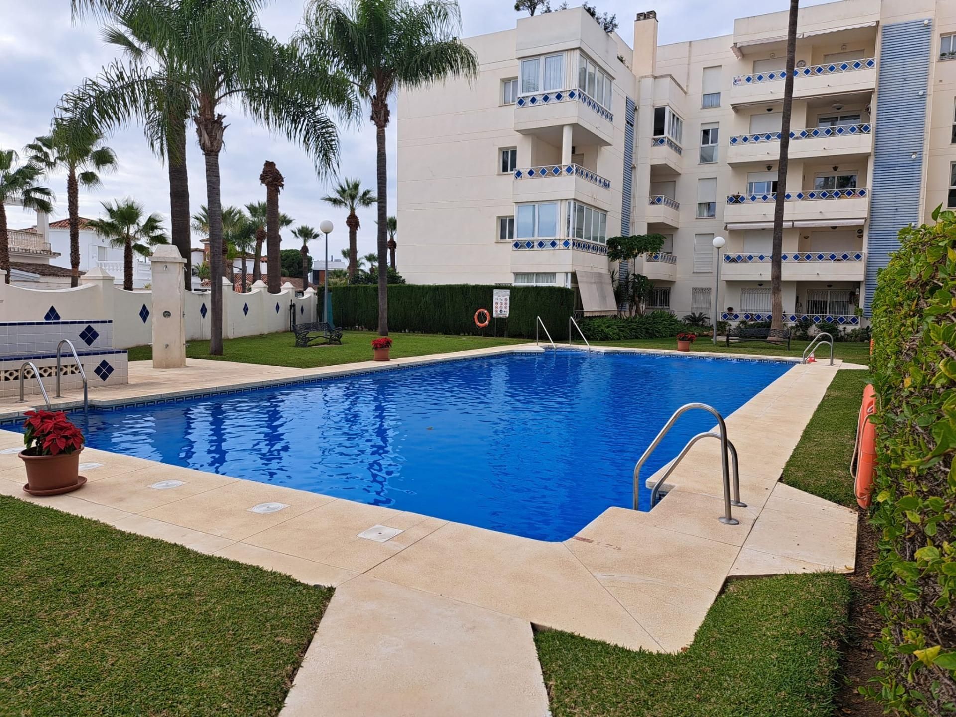 Piscina de Apartament en venda en Marbella amb Jardí privat, Terrassa i Piscina comunitària