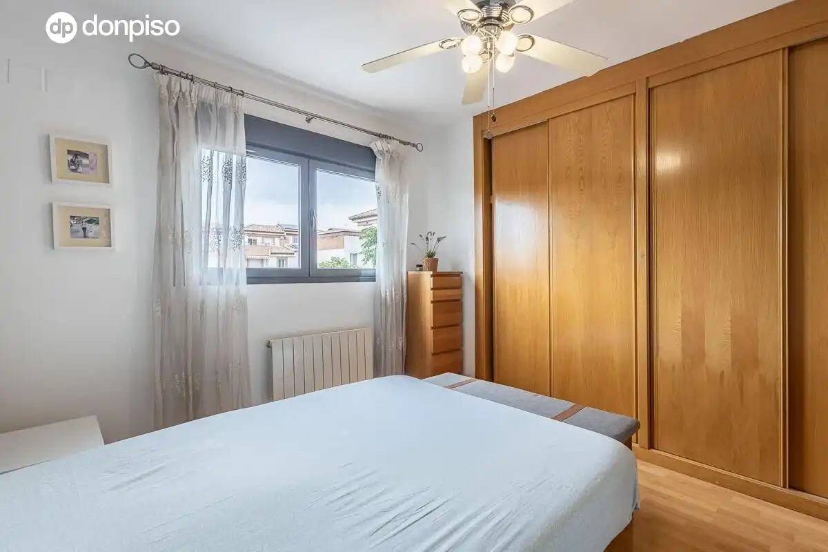 Habitación de Casa adosada en venta en Armilla con Calefacción, Terraza y Amueblado