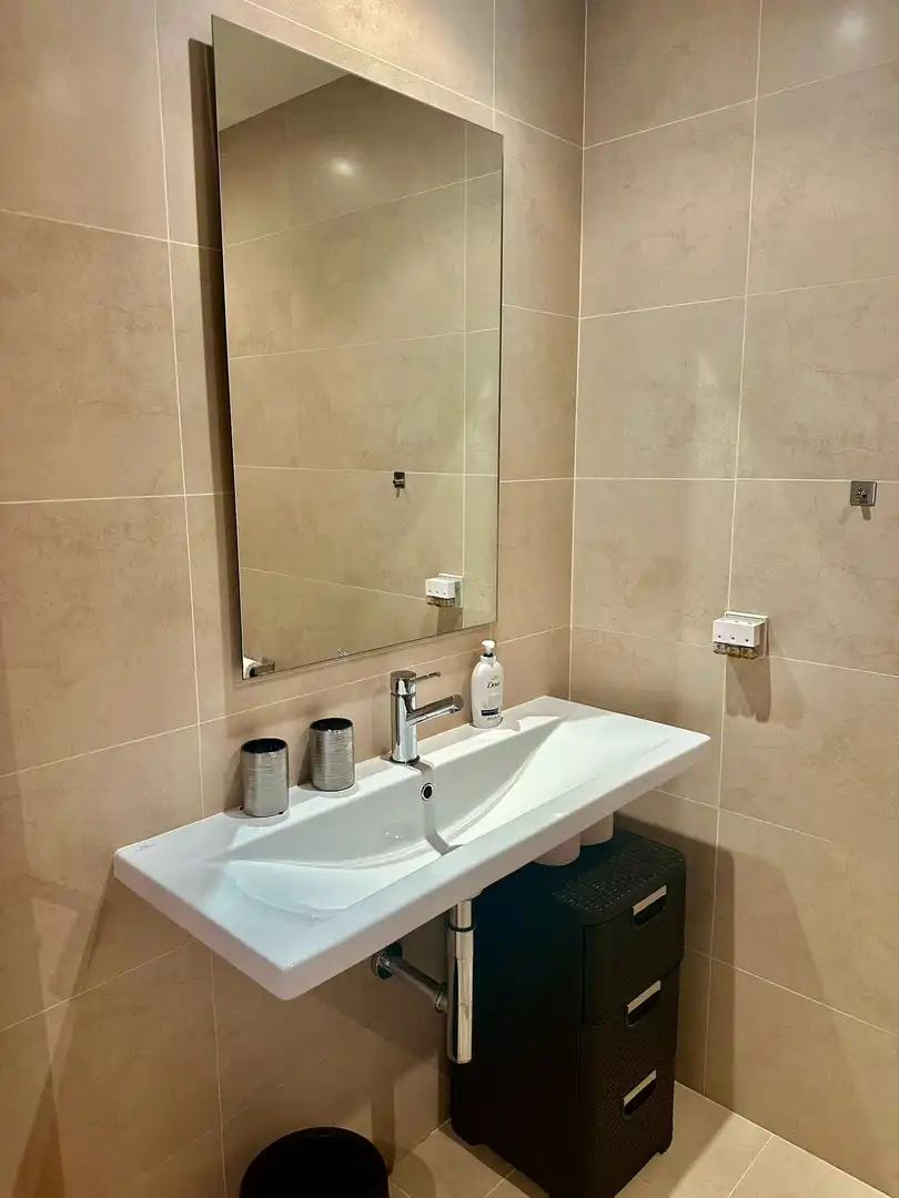 Baño de Apartamento de alquiler en Estepona con Aire acondicionado, Terraza y Piscina