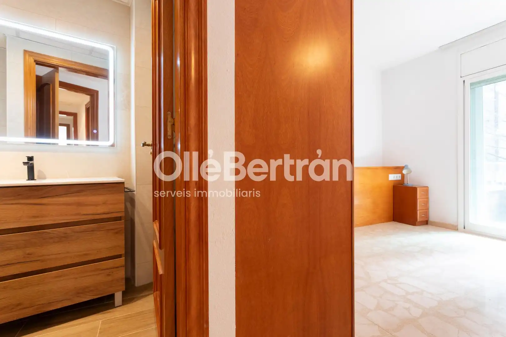 Piso en venta en Barcelona con Calefacción, Horno y TV