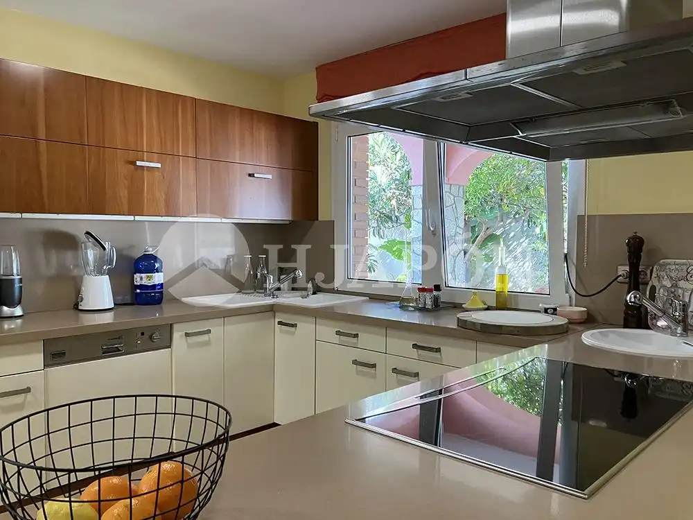 Cuina de Casa o xalet en venda en Badalona amb Calefacció, Jardí privat i Traster