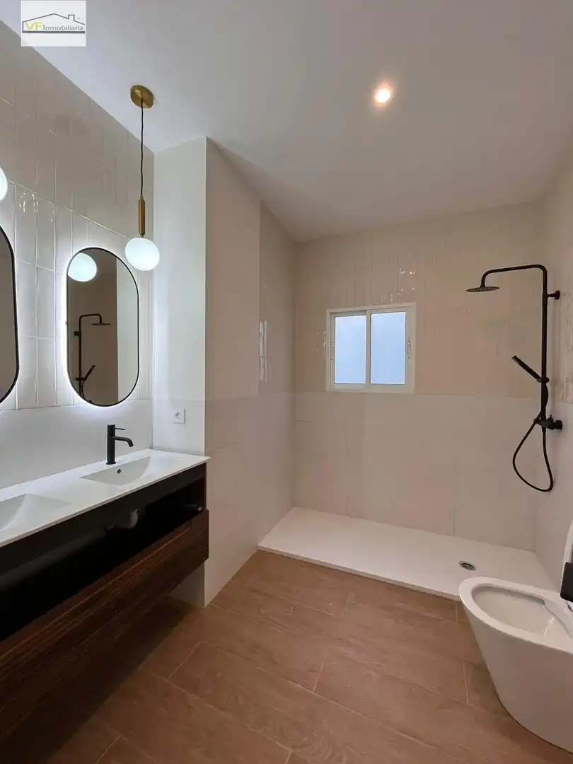 Bathroom of Flat for sale in Málaga  with Air Conditioner and Balcony
