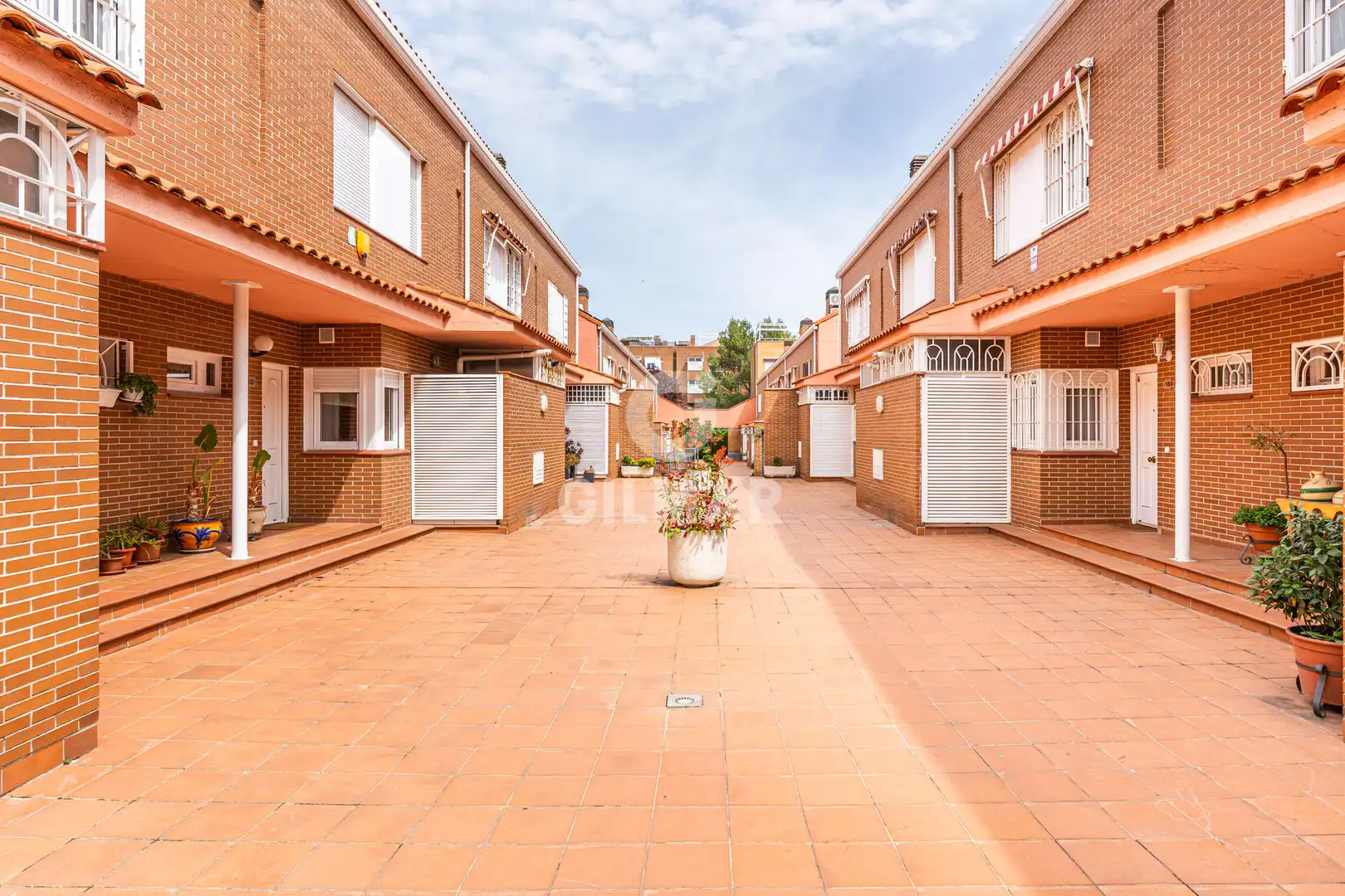 Vista exterior de Casa adosada en venda en Boadilla del Monte amb Calefacció, Jardí privat i Piscina