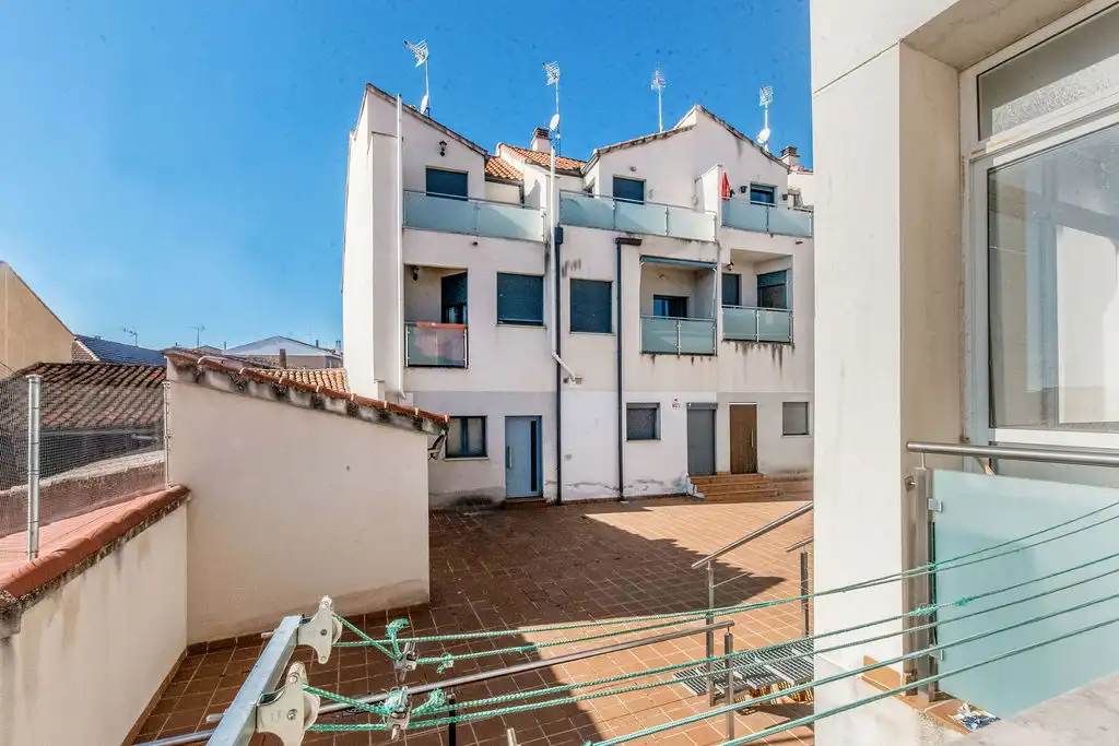 Vista exterior de Casa adosada en venta en La Hiniesta  con Calefacción y Terraza