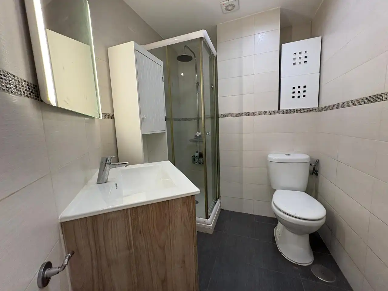 Bathroom of Flat for rent in Madrid  with Air Conditioner, Heating and Furnished