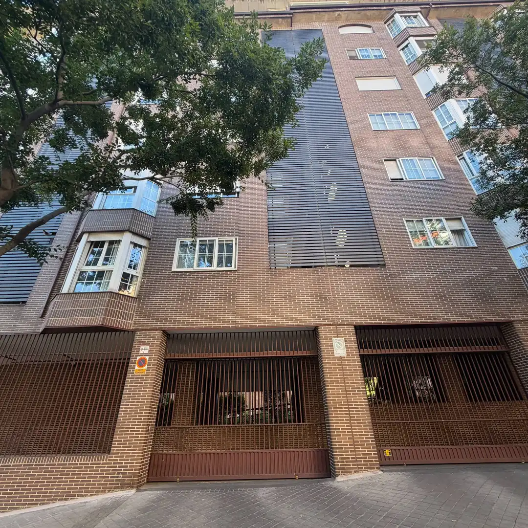 Vista exterior de Piso en venta en Madrid con Piscina comunitaria