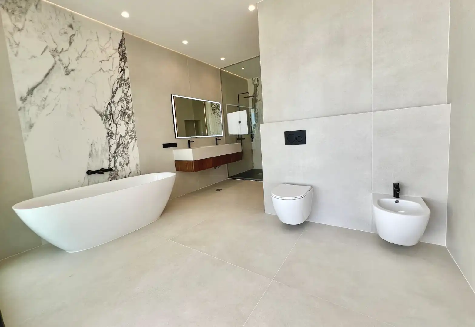 Badezimmer von Haus oder Chalet zum Verkauf in Marbella mit Klimaanlage, Heizung und Privatgarten