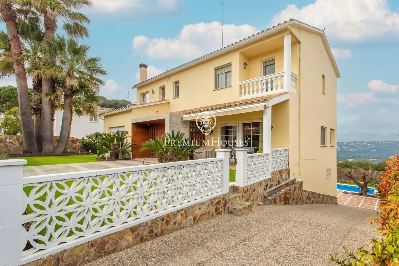 Vista exterior de Casa o xalet en venda en Mataró amb Calefacció, Jardí privat i Parquet