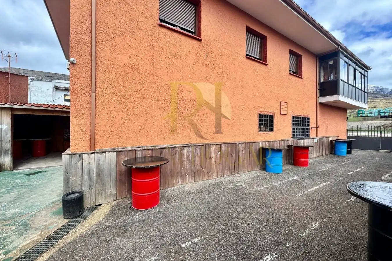 Exterior view of Commercial properties for sale in Villamanín  with Heating, Terrace and Furnished