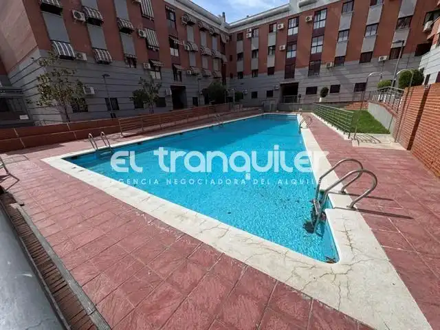 Piscina de Piso de alquiler en Parla con Aire acondicionado, Piscina y Amueblado