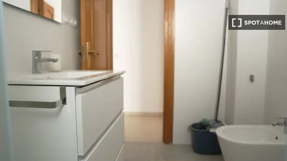 Bathroom of Apartments for share in Rincón de la Victoria  with Air Conditioner, Terrace and Furnished