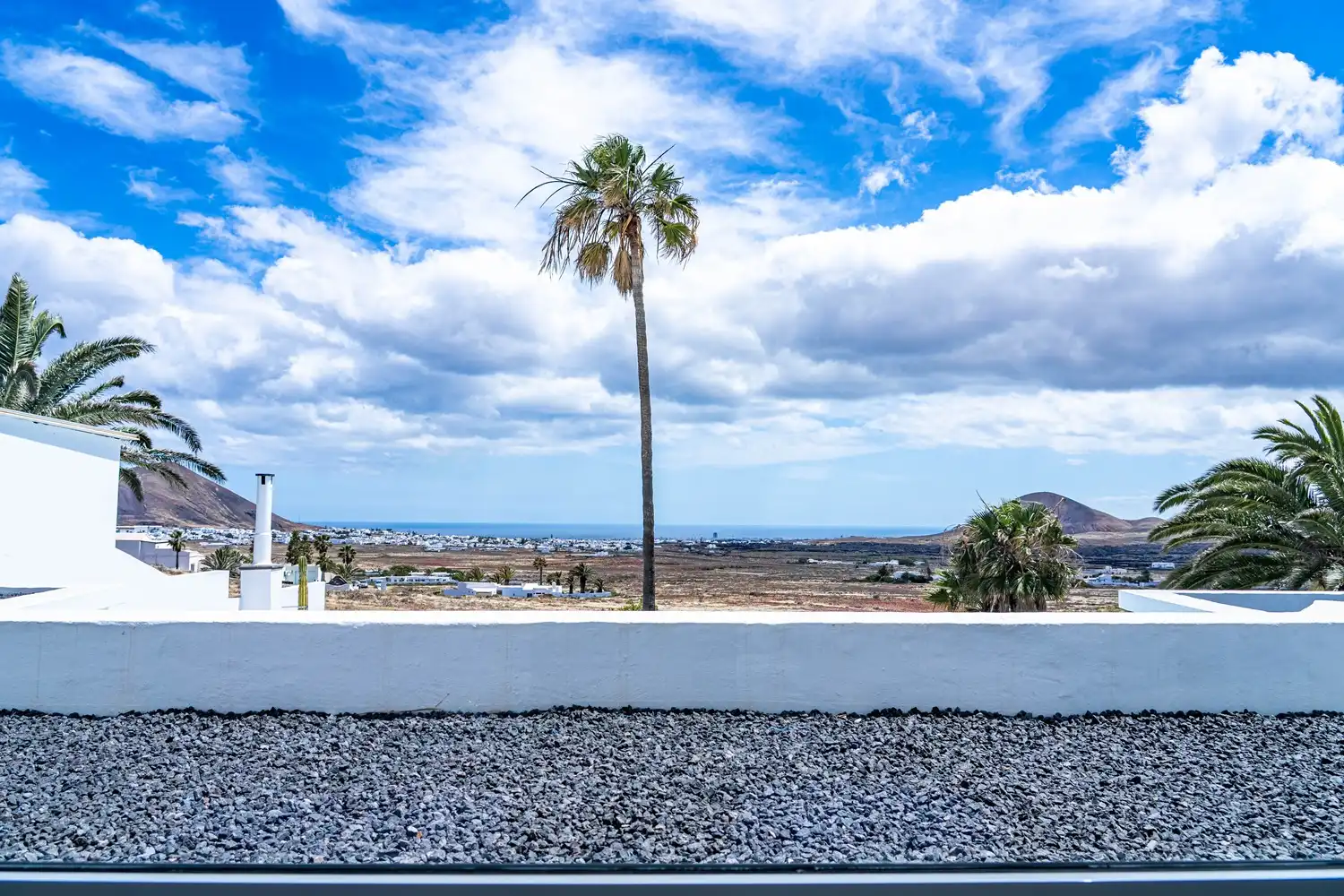 Vista exterior de Casa adosada en venda en Teguise amb Jardí privat, Terrassa i Piscina