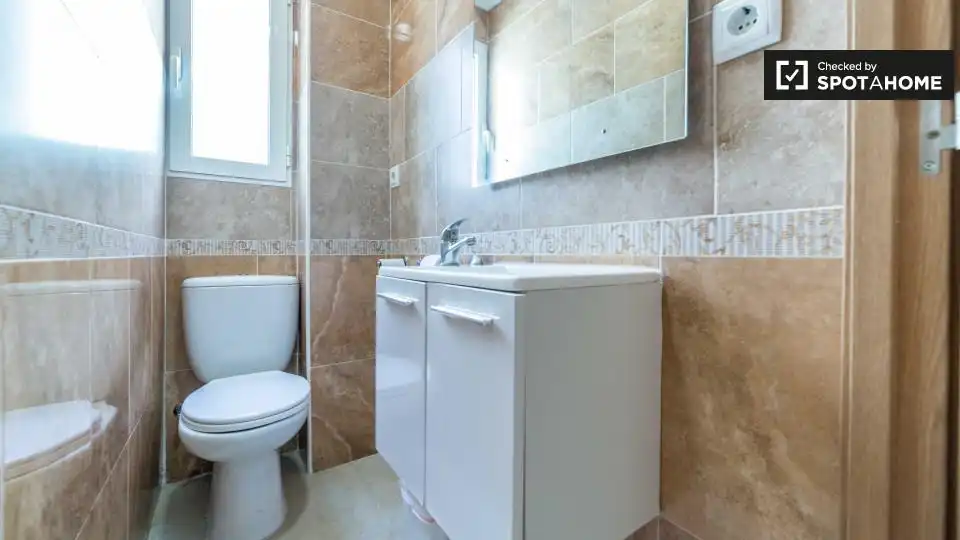 Bathroom of Flat for share in Valencia  with Air Conditioner, Terrace and Furnished