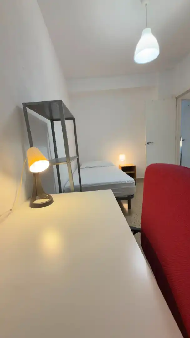 Habitación de Piso de alquiler en Granada con Aire acondicionado, Amueblado y Lavadora