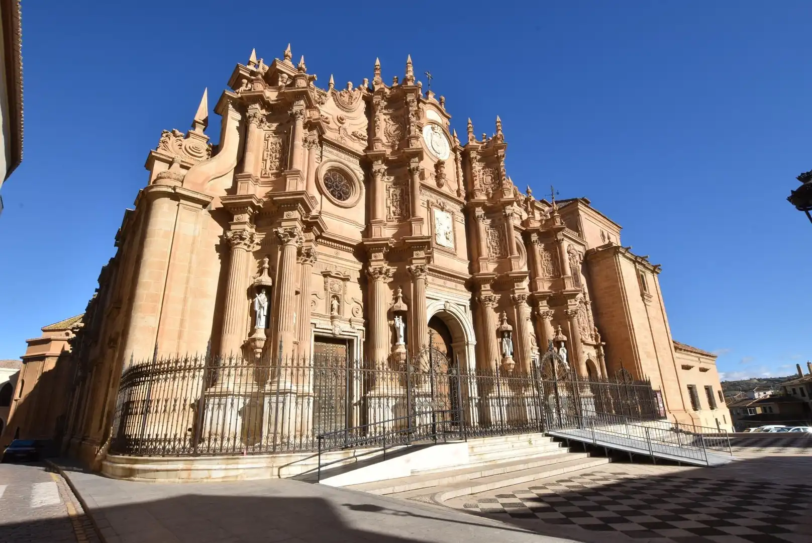 Vista exterior de Edificio en venta en Guadix