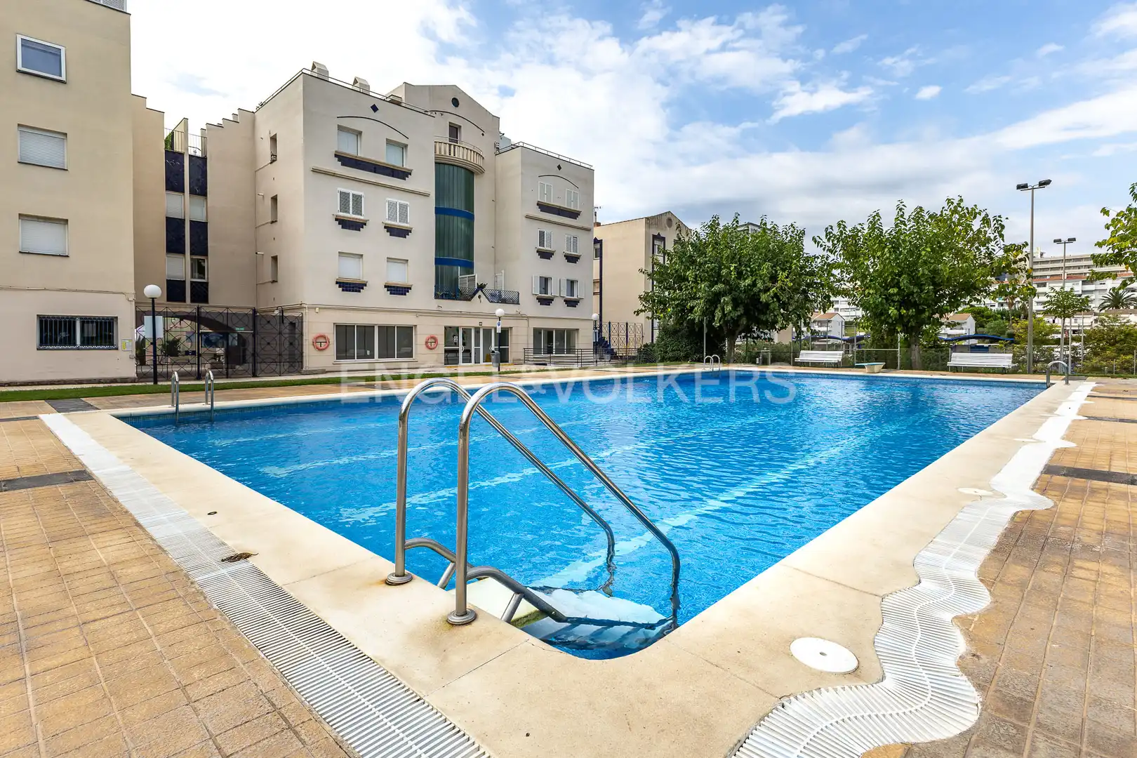 Piscina de Pis de lloguer en Sitges amb Aire condicionat, Calefacció i Terrassa