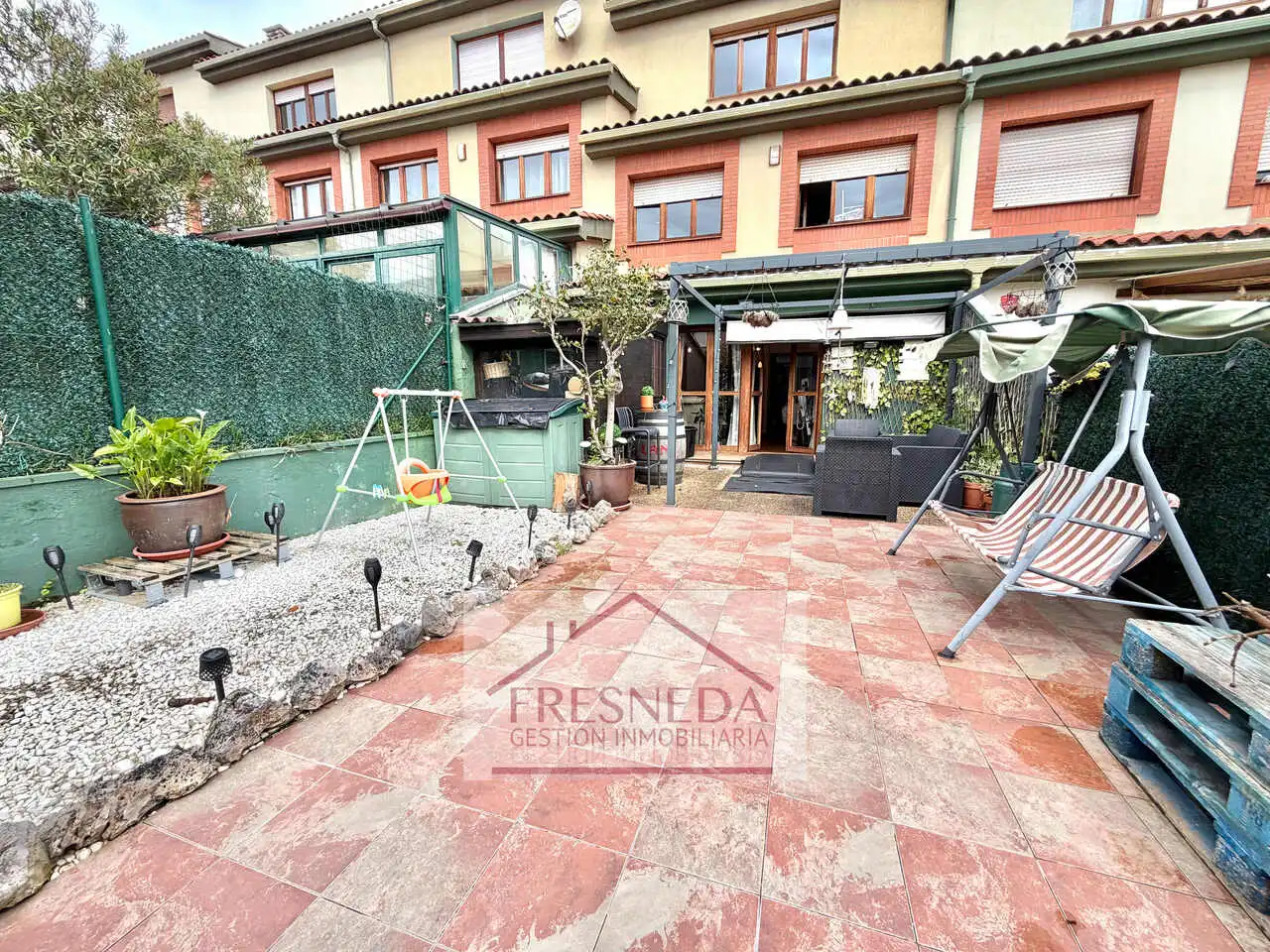 Terrasse von Einfamilien-Reihenhaus zum Verkauf in Siero mit Heizung, Privatgarten und Parkett