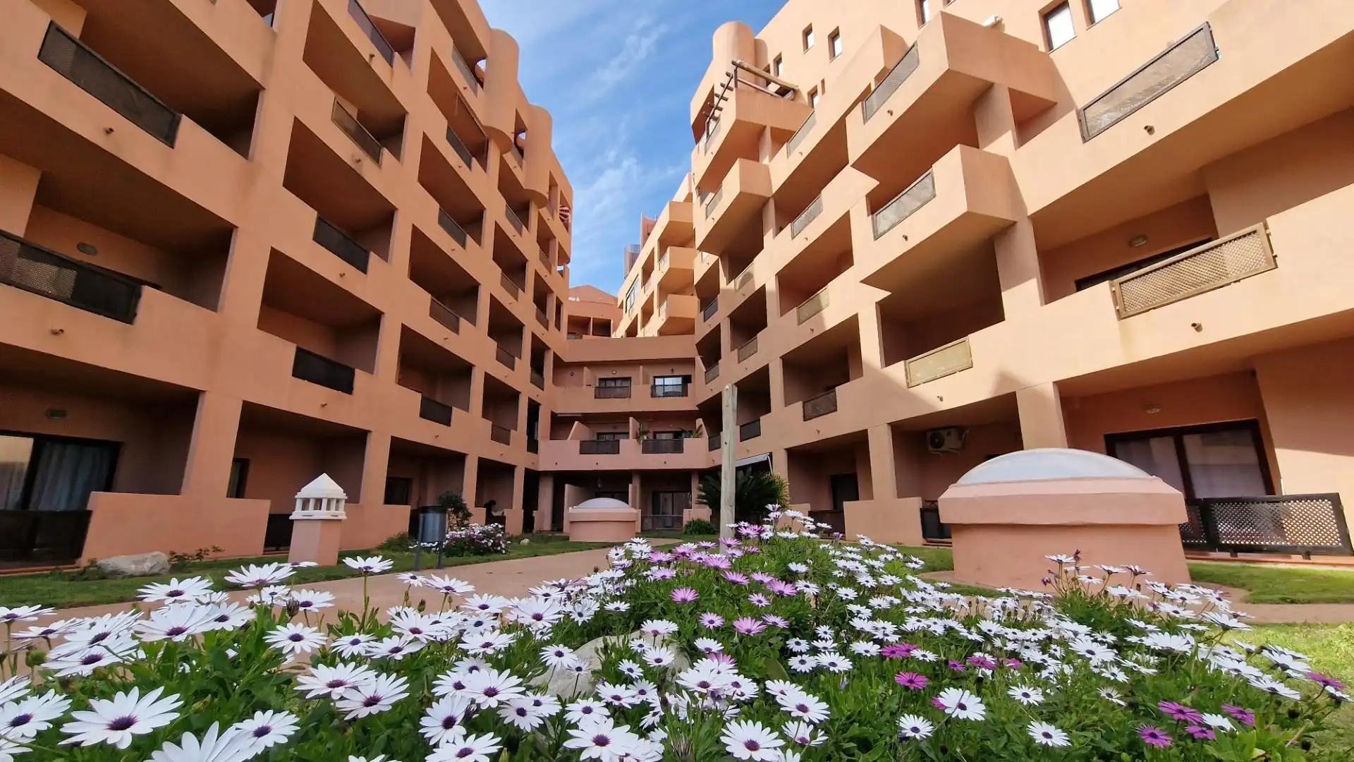 Vista exterior de Piso en venta en Manilva con Aire acondicionado, Terraza y Amueblado