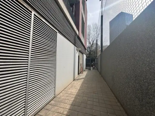 Vista exterior de Local en venda en L'Hospitalet de Llobregat amb Terrassa i Alarma